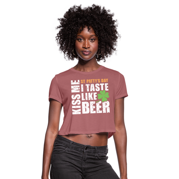 St Patty's Day Kiss Me I Taste Like Beer Women's Cropped T-Shirt - mauve