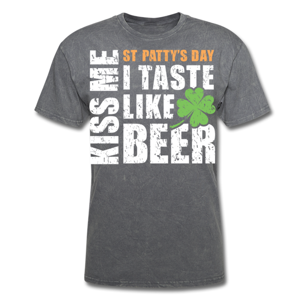 St Patty's Day Kiss Me I Taste Like Beer Men's Classic T-Shirt - mineral charcoal gray