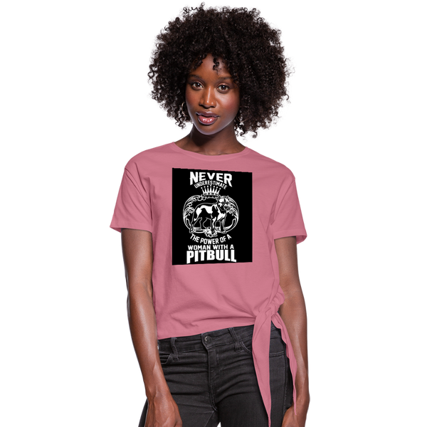 Never Underestimate The Power Of A Woman With A Pitbull Women's Knotted T-Shirt - mauve